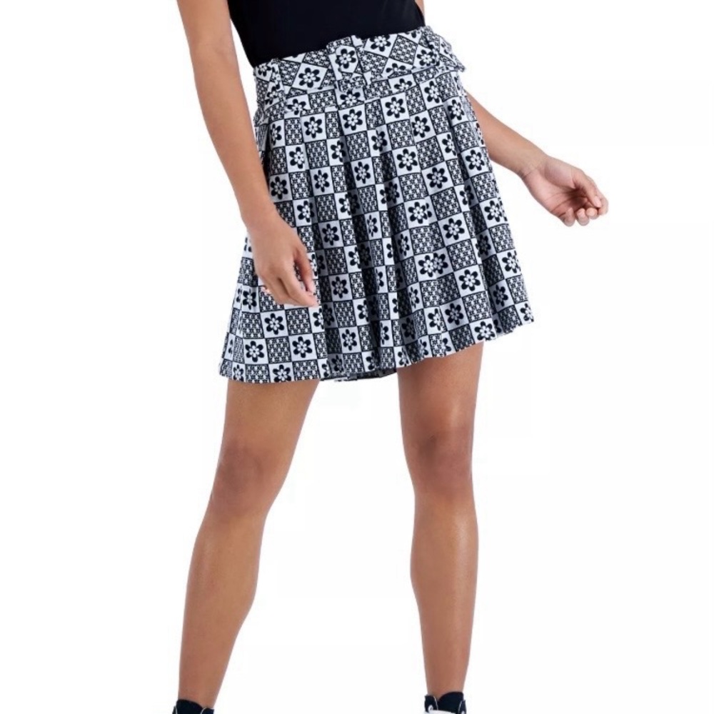 Just Polly Juniors' Printed Skater Pleated Skirt Sz Large